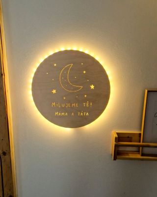 Lampička, která každý večer dítěti připomíná to nejdůležitější - že je milované. 🤍✨ #tynadekor #laska #materskalaska...