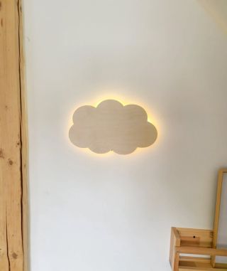 Minimalistické světýlko z přírodního dřeva ve tvaru obláčku. Jemné, nadčasové a dokonale se hodí do každého dětského...