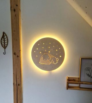 Tohohle zajíčka jste viděli jako můj nákres ve vizualizacích, tady vidíte jak vypadá ve formě lampičky. Na přání jsem dala...