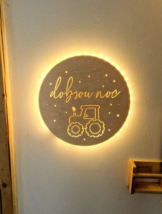 Milovníček traktorů už má svoji lampičku doma. ✨ #lampicka #tynadekor #nocnisvetlo #deti #chlapecek #holcicka #domov...