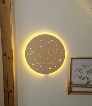 Protože maminkovská láska svítí i ve tmě. 💛✨ #maminkovskáláska #rodicovskalaska #bezpodminecnalaska #laska #lampicka...