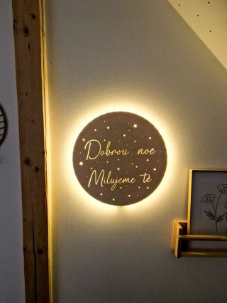 Večery s dětmi jsou plné drobných rituálů — pohádka, pusa na čelo, přikrytí peřinou, a pak tohle světýlko s osobním...